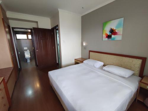 Ένα ή περισσότερα κρεβάτια σε δωμάτιο στο Sunrise View One Bedroom Apartment at Equatorial Hill Resort