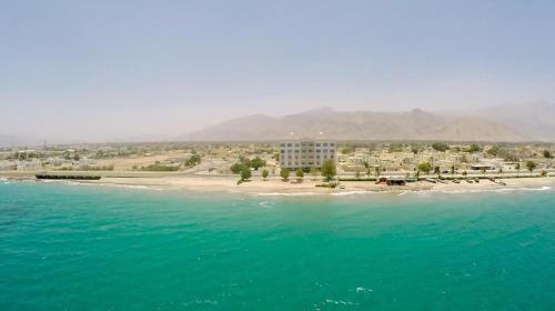 Dibba Sea View Hotel by AMA Pro في دبا: جزيرة في وسط تجمع للمياه