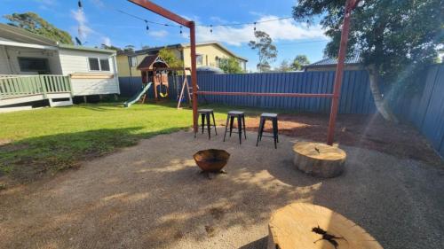 einen Spielplatz mit Tischen und Stühlen im Hinterhof in der Unterkunft Wundaland in Sussex inlet