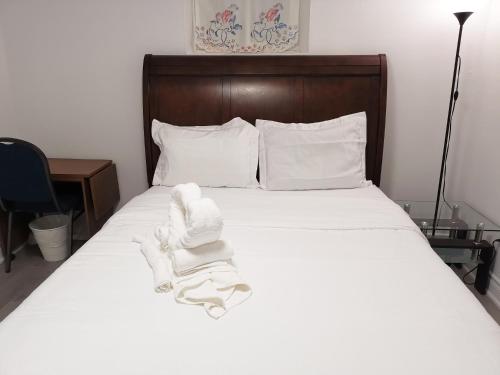 een slaapkamer met een bed met handdoeken erop bij Tidy Private Rooms with Full Kitchen in Toronto