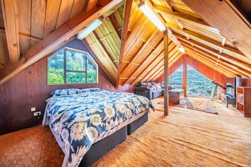 Кровать или кровати в номере Eclectic 70s Mansion