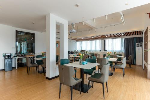 a dining room with tables and chairs at Xana Lite Hotel - Guangzhou Fangcun Huadiwan Metro Station in Guangzhou