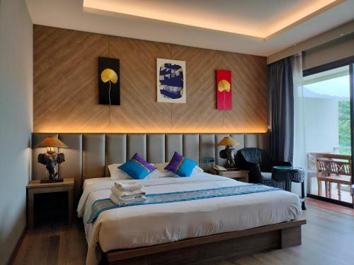 um quarto com uma cama grande num quarto em Chang Buri Resort & Spa em Ko Chang