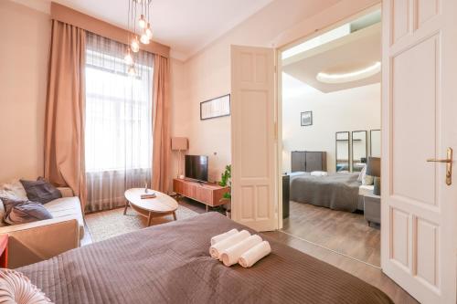 una camera con letto e un soggiorno di Deluxe Central Apartment with 4BEDRM 2 BATHRM a Budapest