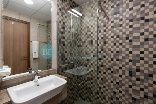 Koupelna v ubytování Bloomfields Studio Azizi Farishta Al Furjan