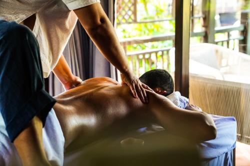 Tetamu yang menginap di The Hotspring Beach Resort & Spa - SHA Extra Plus