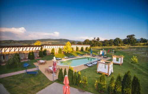 O vedere a piscinei de la sau din apropiere de Golf Hotel Pianu