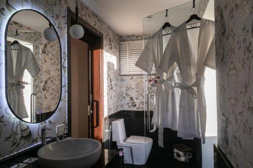uma casa de banho com um lavatório e um espelho em Luxury 3-Bedroom Villa with Seaview, Pool, Cinema, and Gym! em Nathon Bay