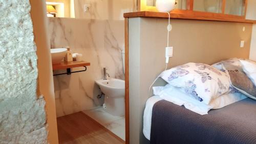 La petite salle de bains est pourvue de toilettes et d'un lavabo. dans l'établissement 7 bedrooms villa with private pool enclosed garden and wifi at Povoa de Lanhoso, à Póvoa de Lanhoso