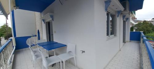 - Balcón con mesa azul y sillas en Fotini's Beach, en Olympiakí Aktí