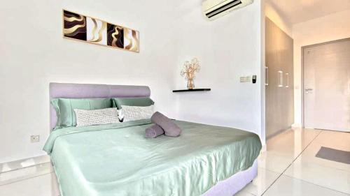 Postel nebo postele na pokoji v ubytování Tebrau Southkey Midvalley