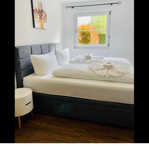 Een bed of bedden in een kamer bij Apartments Maxim