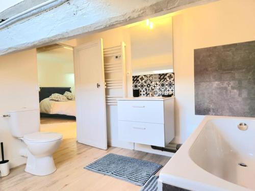 une salle de bain avec toilettes, lavabo et baignoire dans l'établissement Palais des festivals et rue d'Antibes charme mansardes, à Cannes