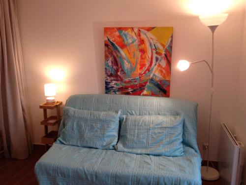 Schlafzimmer mit einem Bett mit Wandgemälde in der Unterkunft Au calme dans hameau fleuri joli Studio 3 pers piscine parking wi-fi in Vence