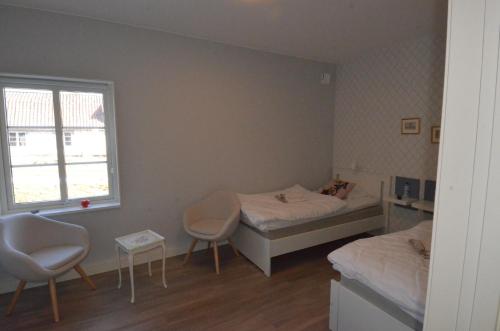 a bedroom with two beds and a window at Jädra Gårdshotel in Enköping