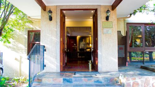 Η πρόσοψη ή η είσοδος του Candlewoods Guesthouse