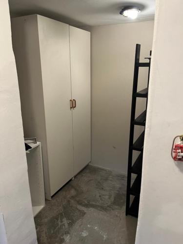 um quarto com uma escada ao lado de um armário em Hedén Apartment em Kållered