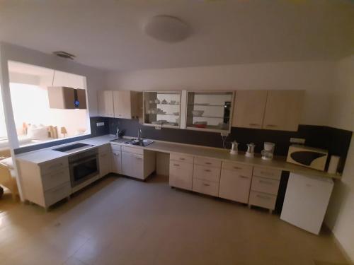 Η κουζίνα ή μικρή κουζίνα στο Pentling Ferienwohnung