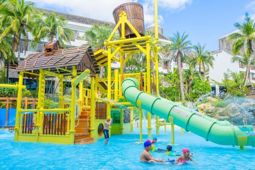 Kolam renang di atau dekat dengan Yoho Beach Resort Kenting