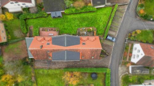 an overhead view of a building with a roof at WINETIME - für 3 - nähe Madenburg - Burg Landeck in Eschbach