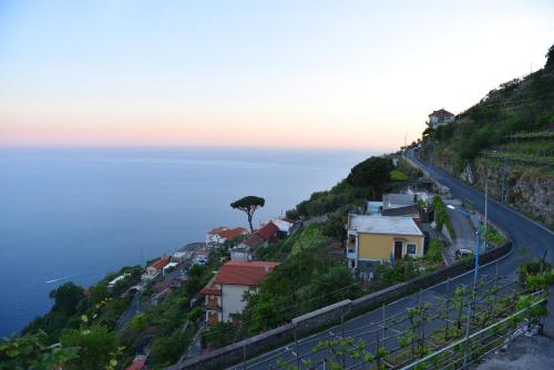 un camino sinuoso en una colina junto al océano en LA CASA DEL CAPITANO furore amalfi coast, en Furore