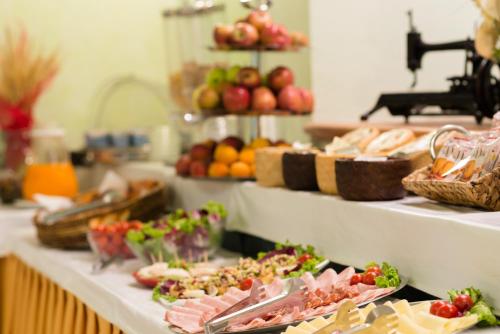 una línea de buffet con muchos tipos diferentes de comida en MADAMA GUEST HOUSE en Florencia