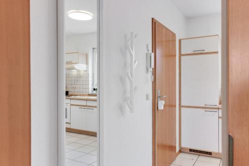 un couloir avec une porte menant à une cuisine dans l'établissement WINETIME - für 3 - nähe Madenburg - Burg Landeck, à Eschbach