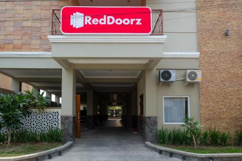 Η πρόσοψη ή η είσοδος του RedDoorz Syariah @ Klodran Solo