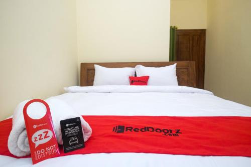 Ένα ή περισσότερα κρεβάτια σε δωμάτιο στο RedDoorz Syariah @ Klodran Solo