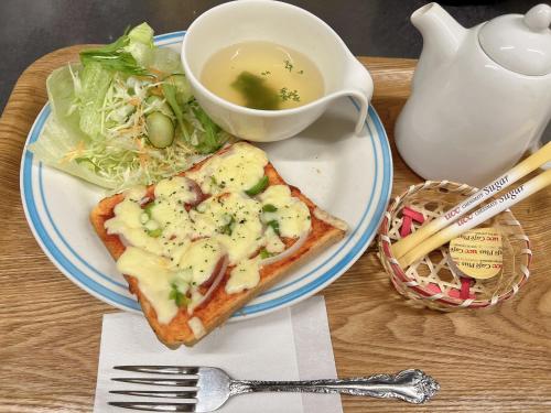 Minatomachi的住宿－ホテルアシュエル，一块带三明治和一碗汤的食物