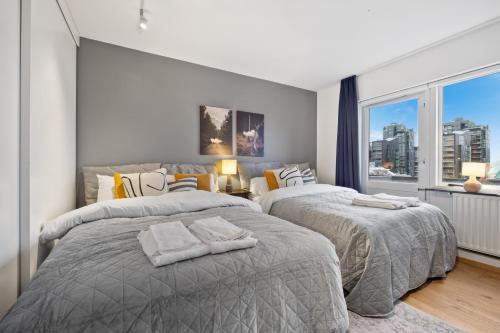 Postel nebo postele na pokoji v ubytování Venture Vacation - Penthouse apt on the shopping street-Free parking