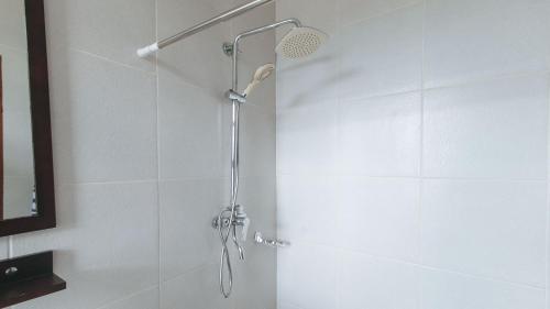 La salle de bains est pourvue d'une douche avec un pommeau de douche. dans l'établissement M28 Hotel and Apartments Quezon City, à Manille