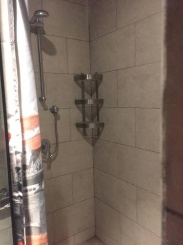 La salle de bains est pourvue d'une douche avec un pommeau de douche. dans l'établissement 1 BR @ Roseville Apartment BSD, à Dadap