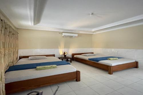 1 dormitorio con 2 camas en una habitación en Sagita Bungalow, en Gili Trawangan