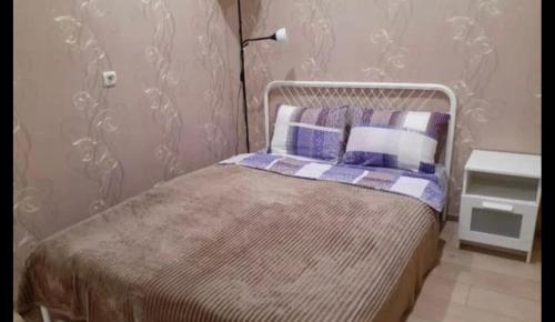 een slaapkamer met een bed in wit en paars bij VIP apart 388 in Samgori