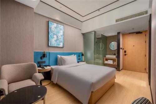 Un ou plusieurs lits dans un hébergement de l'établissement Hilton Garden Inn Nantong Haohe Scenic Area