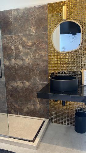 a bathroom with a sink and a mirror on a wall at Gollum-Goretti House in Mairena del Aljarafe