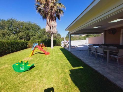 Vonkajšia záhrada v ubytovaní Villa Uranos- Less than 5-Min Walk to Kalivaki Beach