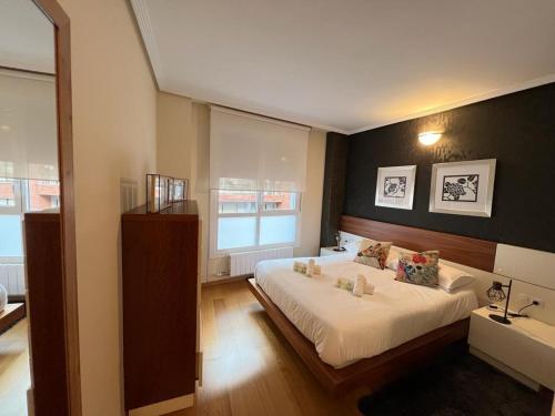 Un dormitorio con una cama grande y una ventana en Elcano Bermeo II, en Bermeo