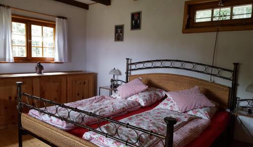 Schlafzimmer mit einem Bett mit einem Kopfteil aus Holz in der Unterkunft Blockhaus Paepke Dold in Mühlenbach