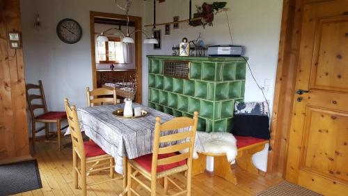ein Esszimmer mit einem Tisch und einigen Stühlen in der Unterkunft Blockhaus Paepke Dold in Mühlenbach