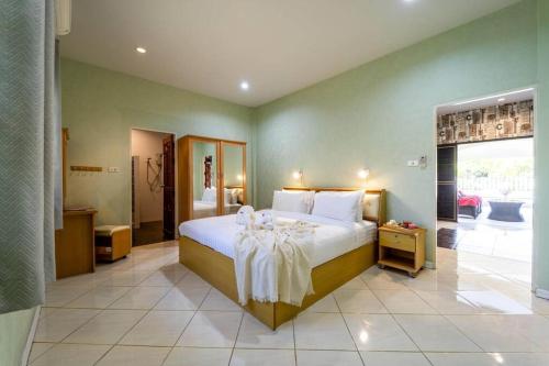 a bedroom with a large bed in a room at 3 Bedroom Pool Villa Close to City Center! S102 in Hua Hin