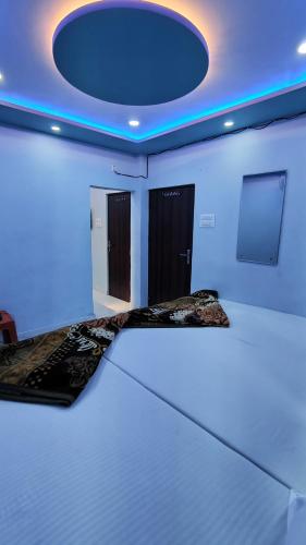 Postel nebo postele na pokoji v ubytování Baba Vishwanath Residency
