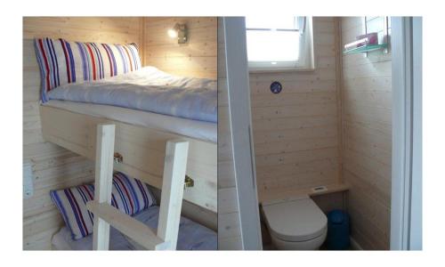 2 Etagenbetten in einem kleinen Zimmer mit WC in der Unterkunft Hausboot - Lasse in Heiligenhafen