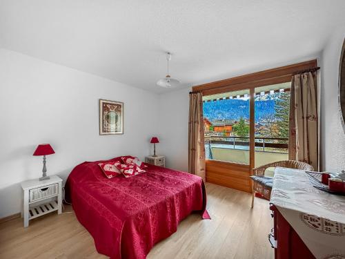 - une chambre avec un lit rouge et une fenêtre dans l'établissement CR103 - 2 Pièces Coin Montagne 6 Pers proche base, aux Carroz d'Arâches