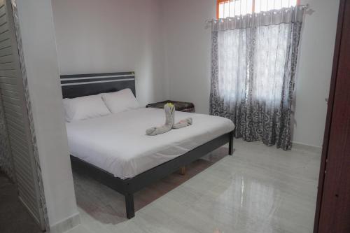 Una cama o camas en una habitación de Tobay Family Home