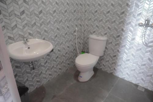 Un baño de Tobay Family Home