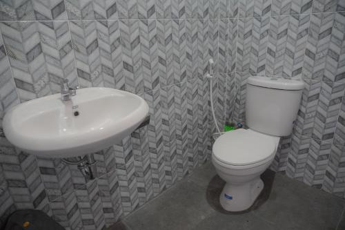 Un baño de Tobay Family Home