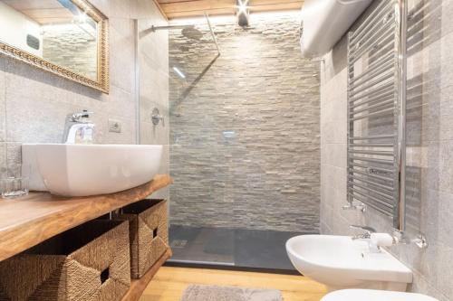 La salle de bains est pourvue d'un lavabo et d'une douche. dans l'établissement Bilocale vicino al Cretaz con posto auto - AS28, à Breuil-Cervinia
