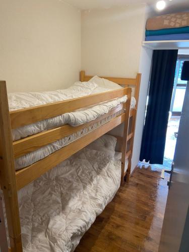 a pair of bunk beds in a room at Appartement 4 personnes Plat d'Adet - Résidence "Le grand Schuss" - Appt 1208 in Saint-Lary-Soulan